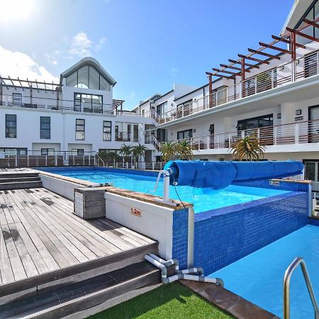 Designer Beachfront Apartment In Big Bay With Swimming Pool- 2 Bedroom, 1 Azure Kapstaden Exteriör bild