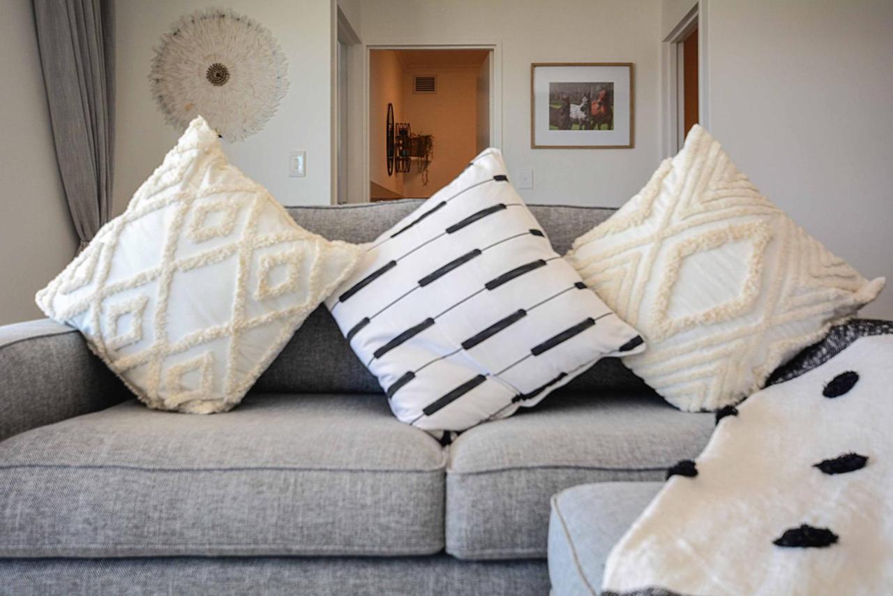 Designer Beachfront Apartment In Big Bay With Swimming Pool- 2 Bedroom, 1 Azure Kapstaden Exteriör bild