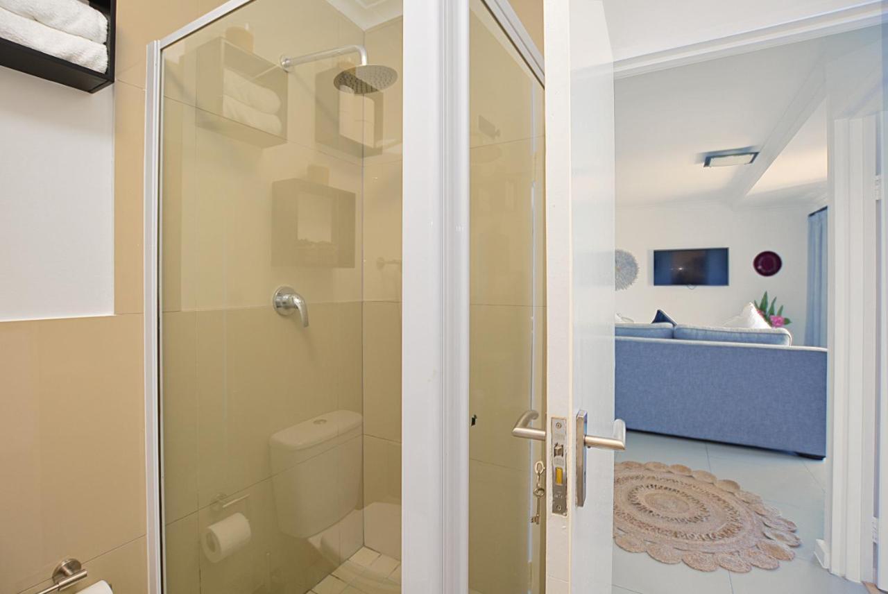 Designer Beachfront Apartment In Big Bay With Swimming Pool- 2 Bedroom, 1 Azure Kapstaden Exteriör bild