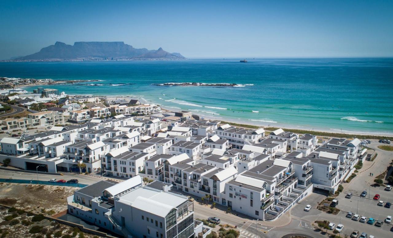 Designer Beachfront Apartment In Big Bay With Swimming Pool- 2 Bedroom, 1 Azure Kapstaden Exteriör bild
