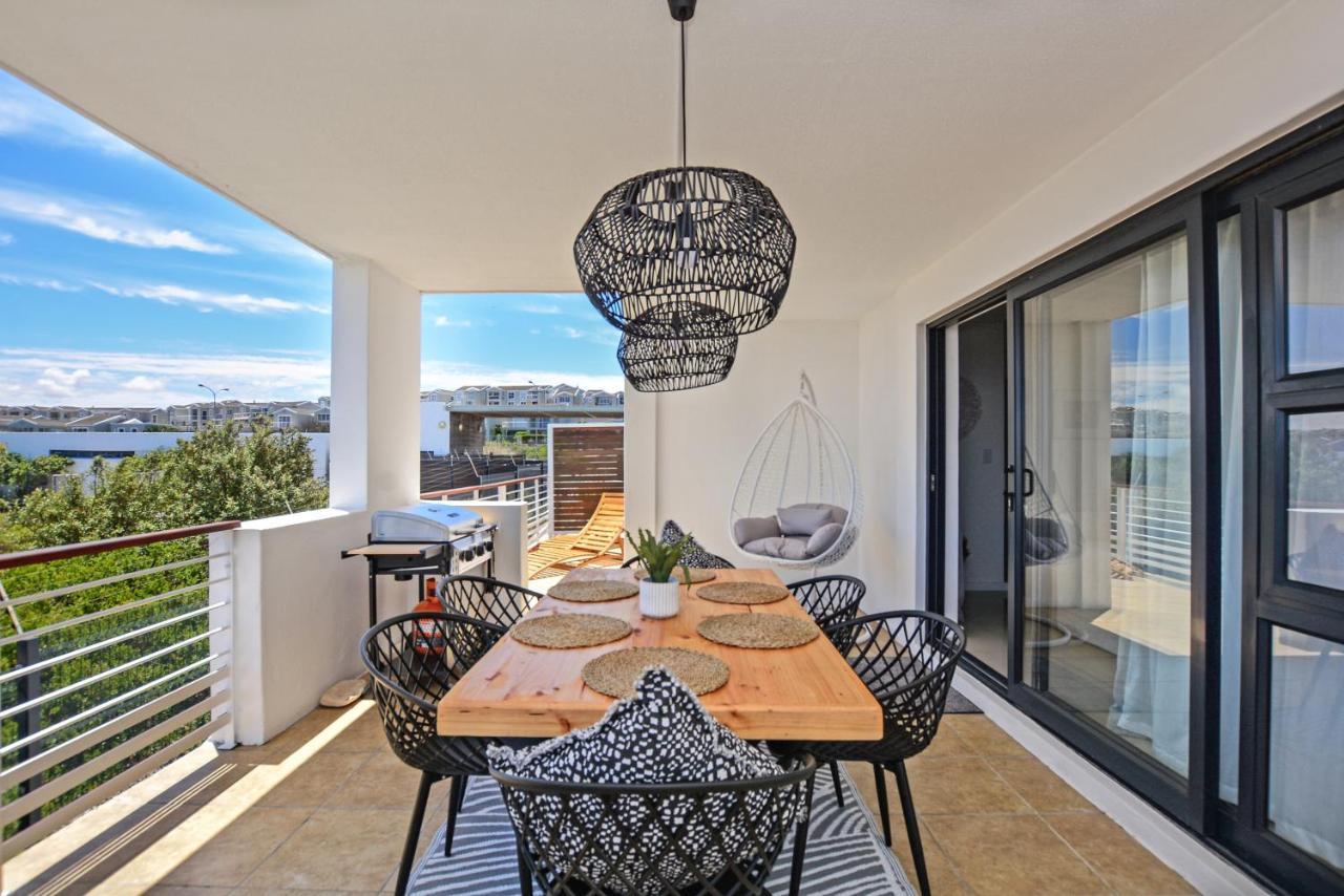 Designer Beachfront Apartment In Big Bay With Swimming Pool- 2 Bedroom, 1 Azure Kapstaden Exteriör bild