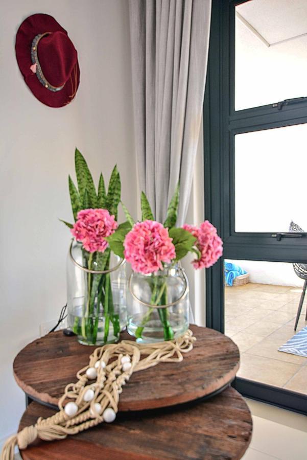 Designer Beachfront Apartment In Big Bay With Swimming Pool- 2 Bedroom, 1 Azure Kapstaden Exteriör bild
