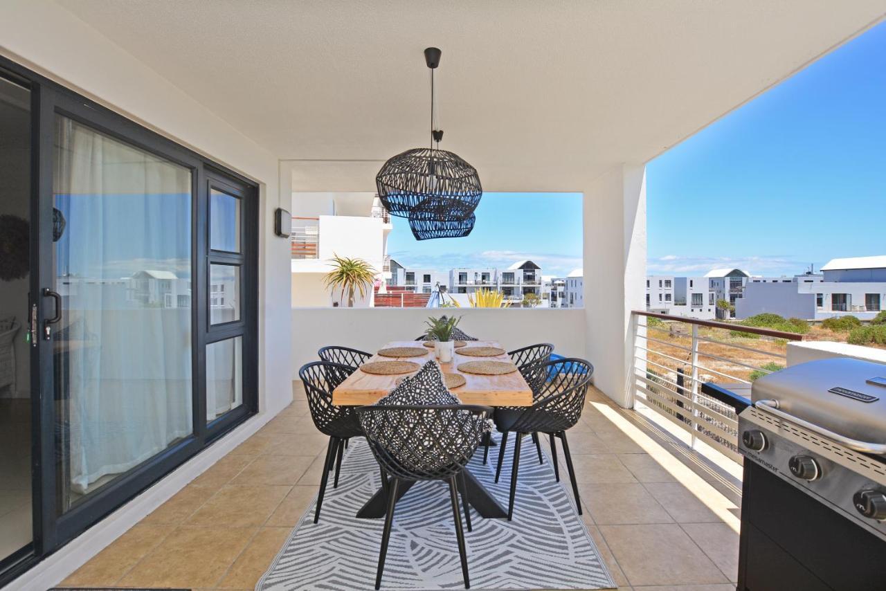 Designer Beachfront Apartment In Big Bay With Swimming Pool- 2 Bedroom, 1 Azure Kapstaden Exteriör bild