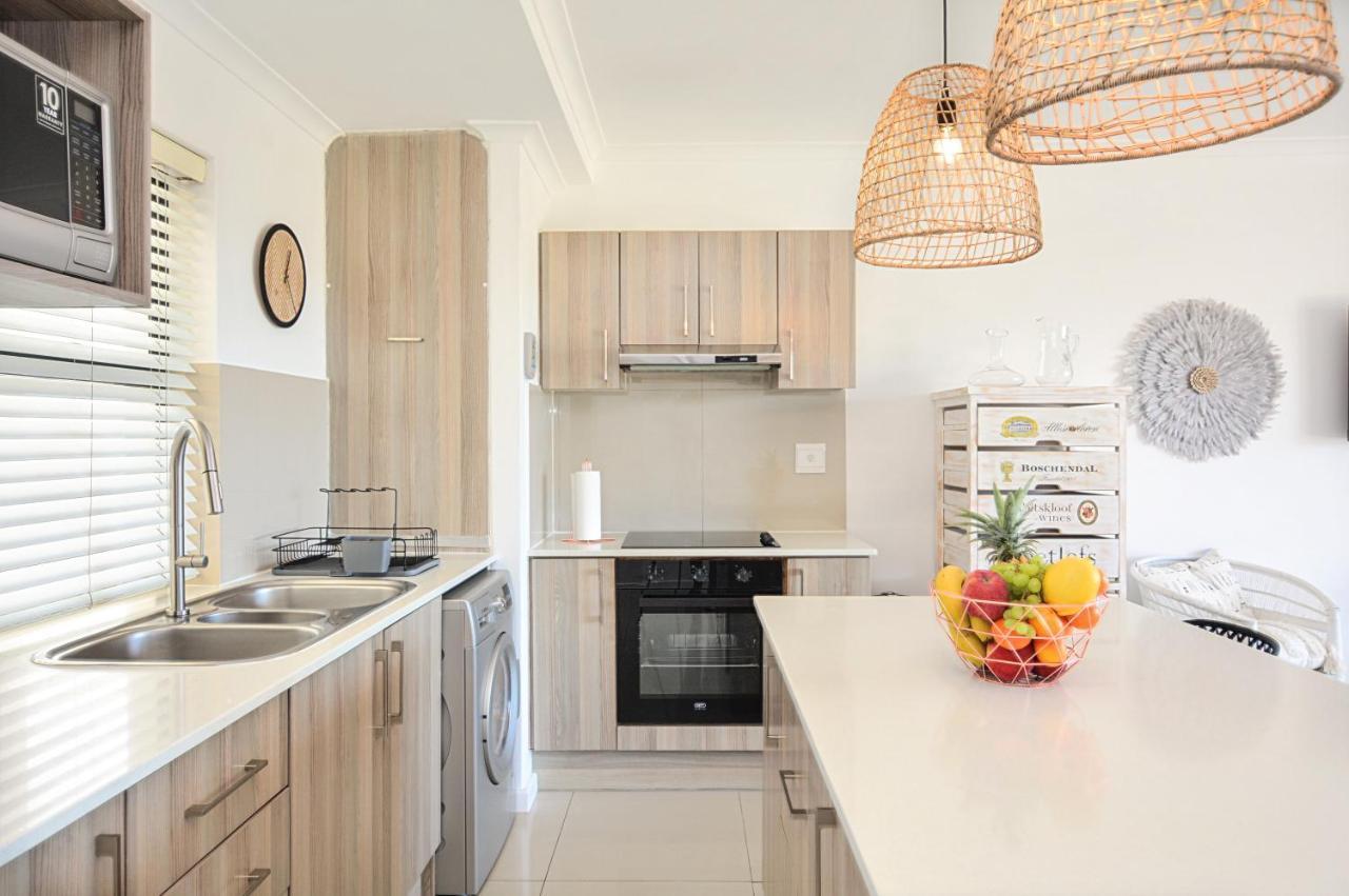 Designer Beachfront Apartment In Big Bay With Swimming Pool- 2 Bedroom, 1 Azure Kapstaden Exteriör bild