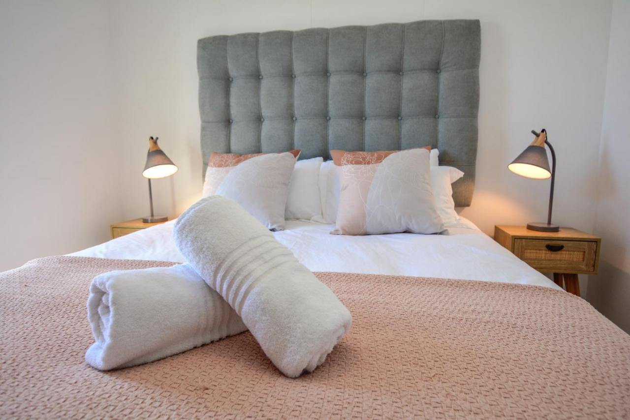 Designer Beachfront Apartment In Big Bay With Swimming Pool- 2 Bedroom, 1 Azure Kapstaden Exteriör bild
