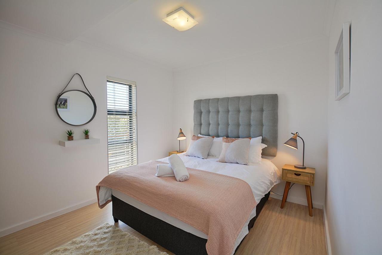 Designer Beachfront Apartment In Big Bay With Swimming Pool- 2 Bedroom, 1 Azure Kapstaden Exteriör bild