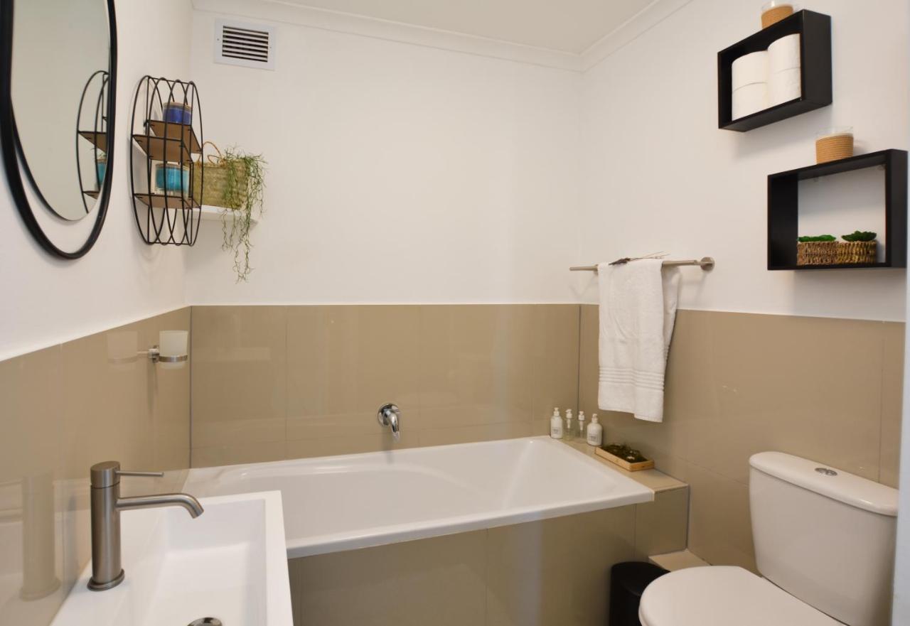 Designer Beachfront Apartment In Big Bay With Swimming Pool- 2 Bedroom, 1 Azure Kapstaden Exteriör bild
