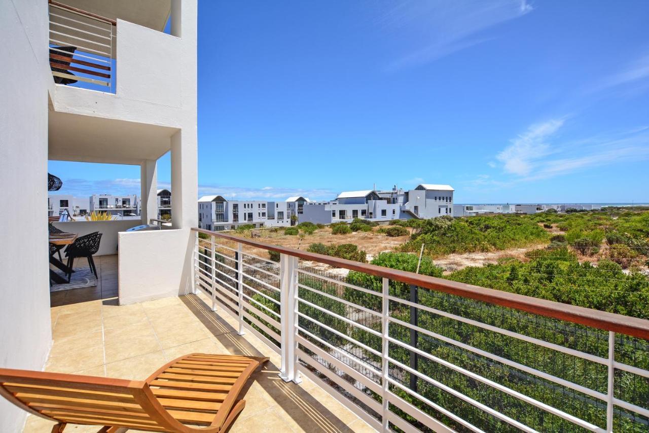 Designer Beachfront Apartment In Big Bay With Swimming Pool- 2 Bedroom, 1 Azure Kapstaden Exteriör bild